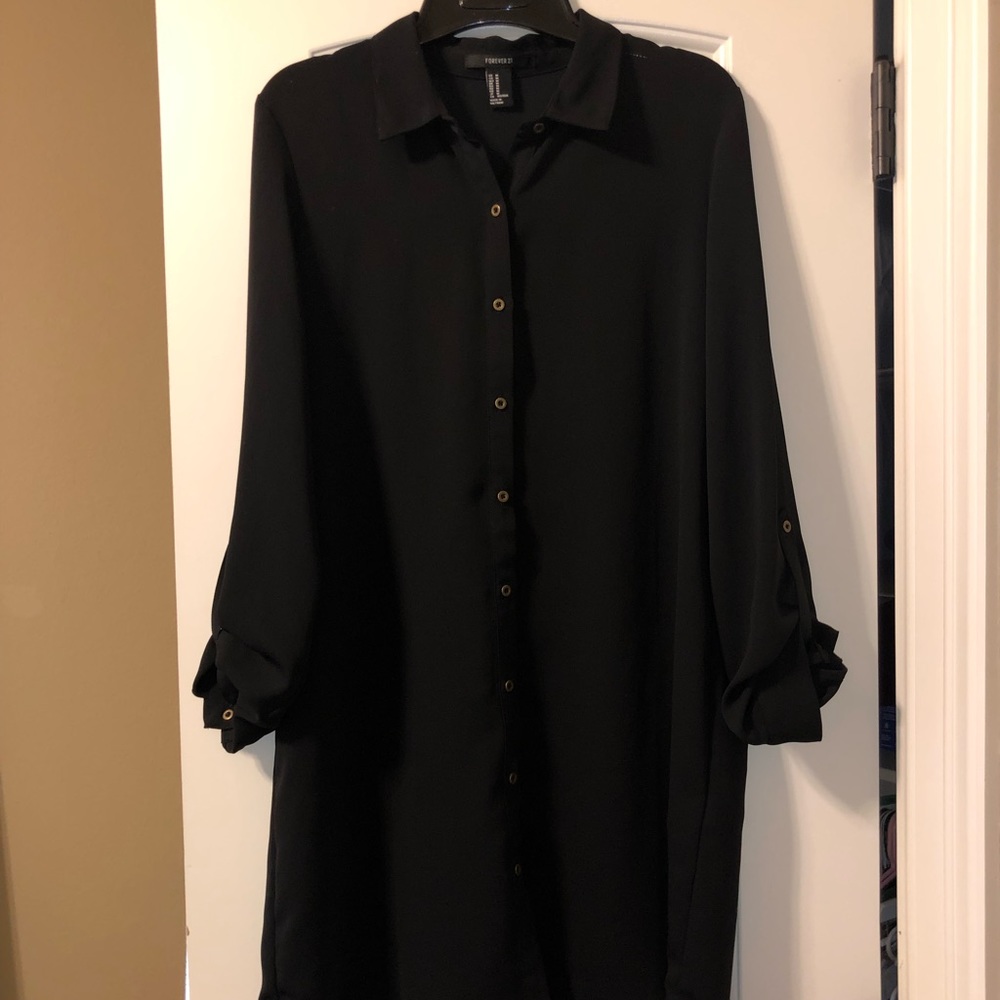 Black button down collar dress!